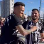 Jogador da Premier League assiste a jogo do Atlético contra o Bahia na Arena MRV