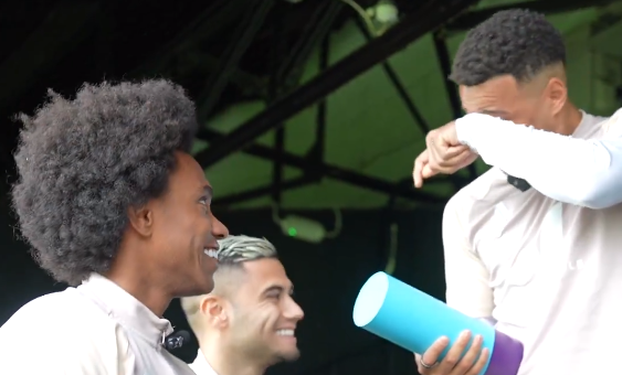 Brasileiro chora ao receber prêmio de ‘Jogador do Mês’ na Premier League