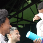 Brasileiro chora ao receber prêmio de ‘Jogador do Mês’ na Premier League