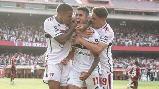Rodrigo Nestor, ao centro, celebrando o gol marcado contra o São Paulo, no Morumbi