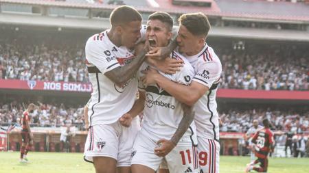Rodrigo Nestor, ao centro, celebrando o gol marcado contra o São Paulo, no Morumbi