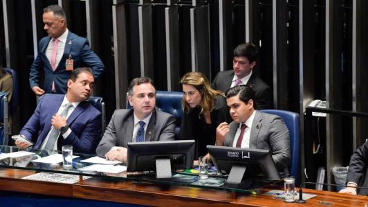 Rodrigo Pacheco e outros senadores na sessão de 25/10