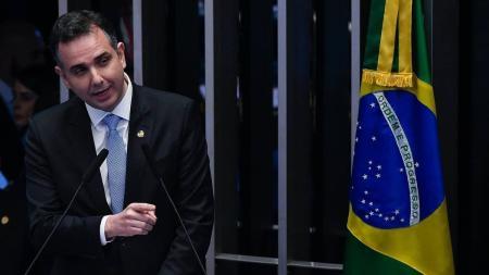 Rodrigo Pacheco foi reeleito presidente do Senado por 49 votos contra 32