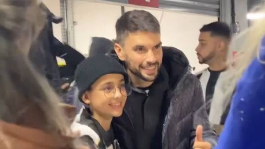 Rodrigo Pimpão com a torcida do Botafogo na Arena da Baixada