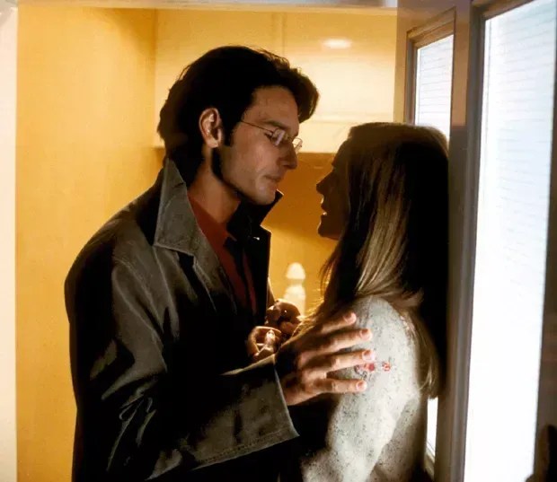 'Simplesmente Amor' faz 20 anos: Laura Linney e Rodrigo Santoro relembram 'melhor beijo' do filme