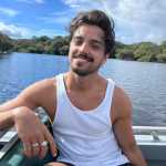 Rodrigo Simas aparece nu em peça de teatro e ganha elogios; veja vídeo