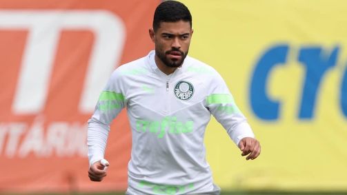 Bruno Tabata nega ter cometido ato racista; Palmeiras diz que reação do meia foi autodefesa