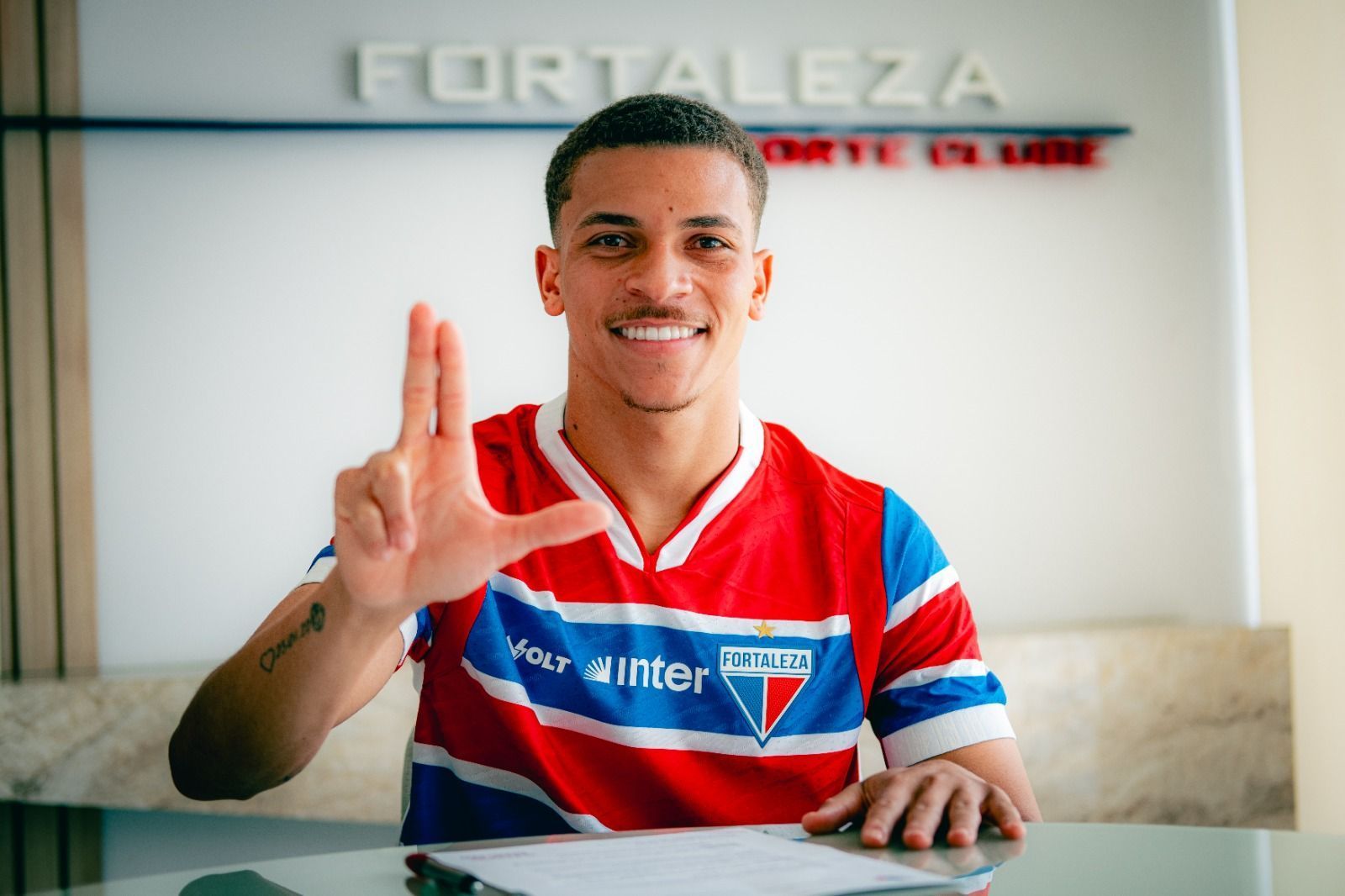 Fortaleza anuncia a contratação de meia emprestado pelo Cruzeiro