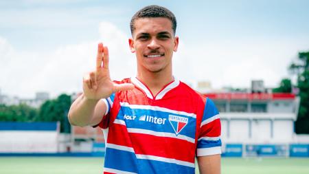 Rodriguinho posa com a camisa do Fortaleza • Mateus Lotif/FEC