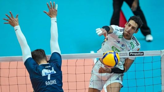 Rodriguinho ataca bola em clássico contra o Minas, na Arena UniBH
