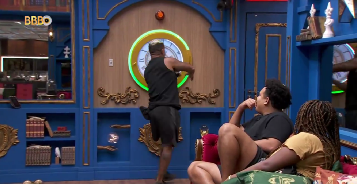 BBB 24: Rodriguinho se aproxima do botão da desistência após ele ficar verde; vídeo