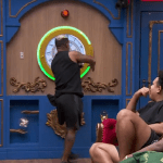 BBB 24: Rodriguinho se aproxima do botão da desistência após ele ficar verde; vídeo