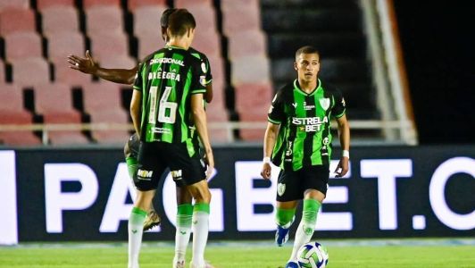 Rodriguinho deixou o jogo após um choque de cabeça