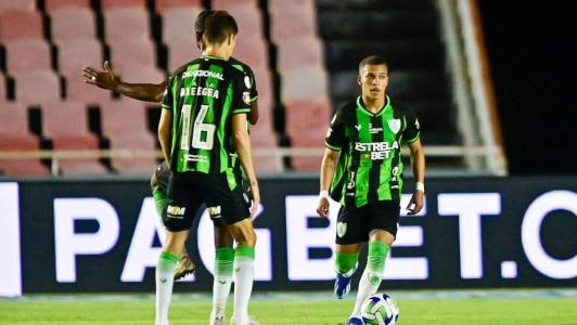 Rodriguinho deixou o jogo após um choque de cabeça