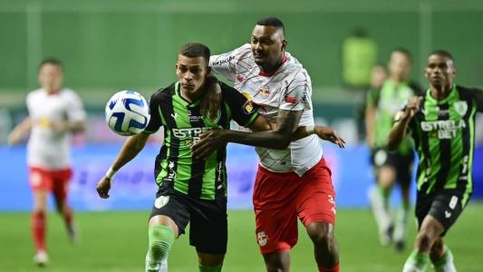 Rodriguinho (esq) e Luan Cândido (dir) durante jogo pela Sul-Americana