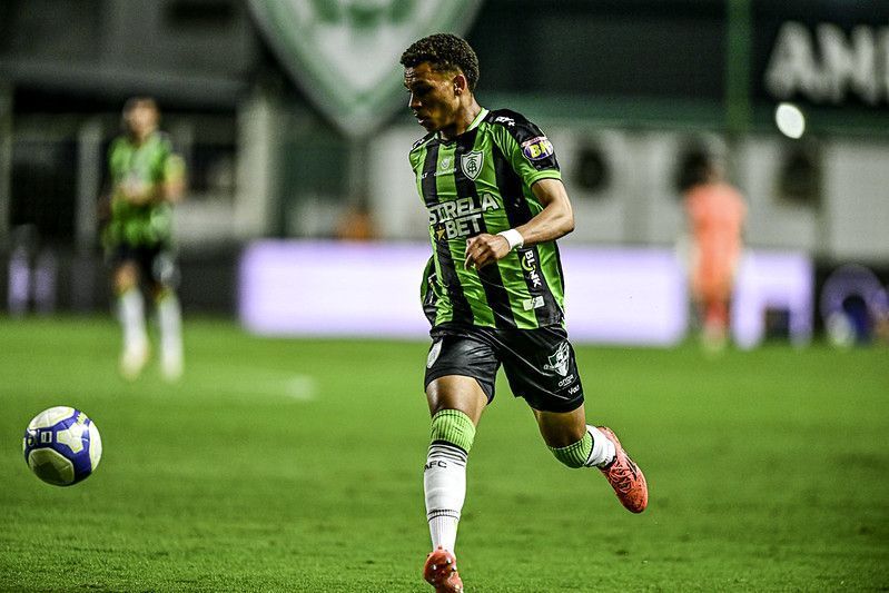 Cruzeiro acerta contratação de meia-atacante do América