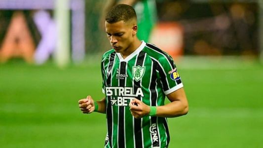 Rodriguinho reza antes de jogo entre América e RB Bragantino, no Independência