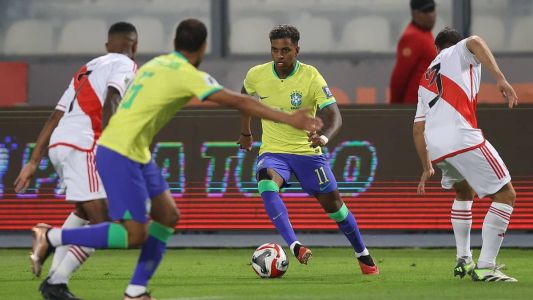 Rodrygo com a bola em jogo do Brasil contra o Peru, em Lima