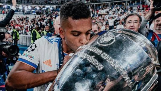 Rodrygo com o troféu da Champions