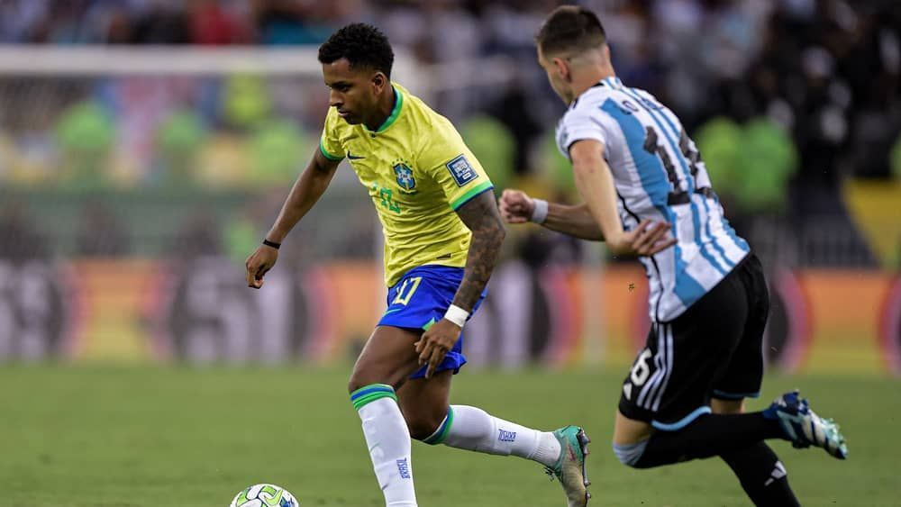 Rodrygo sofre racismo após discussão com Messi no Maracanã