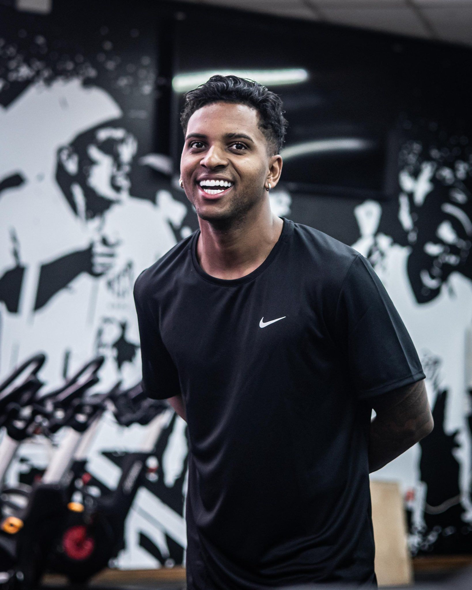 De férias, Rodrygo vai ao CT do Santos