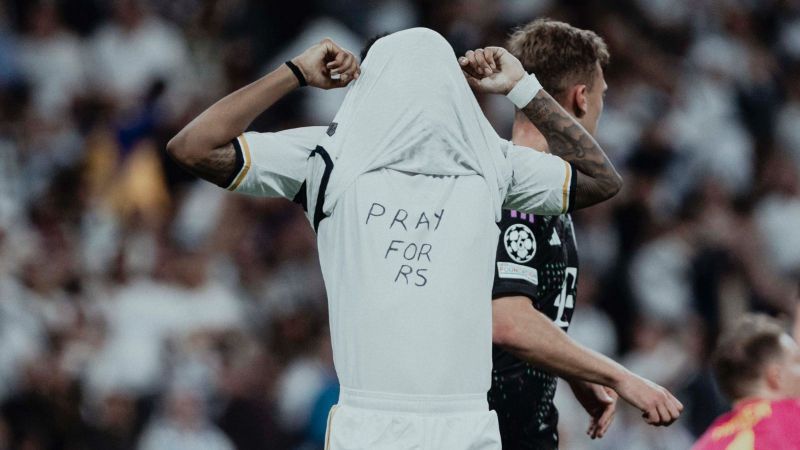 Rodrygo, do Real Madrid, usa camisa com pedido de orações ao RS