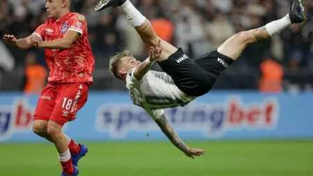 Roger Guedes, do Corinthians, em ação contra o Argentinos Juniors, em Itaquera, pela Libertadores