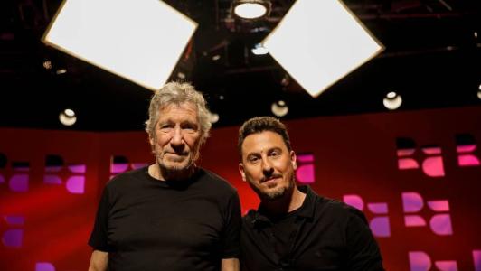 Ao longo da conversa, Waters falou sobre música, política e até se emocionou