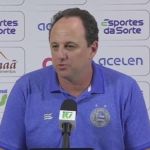 Rogério Ceni faz jornalistas gargalharem com brincadeira no Bahia; assista ao vídeo 