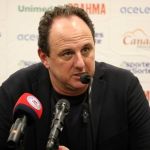 Rogério Ceni pede pés no chão no Bahia após goleada sobre o Corinthians