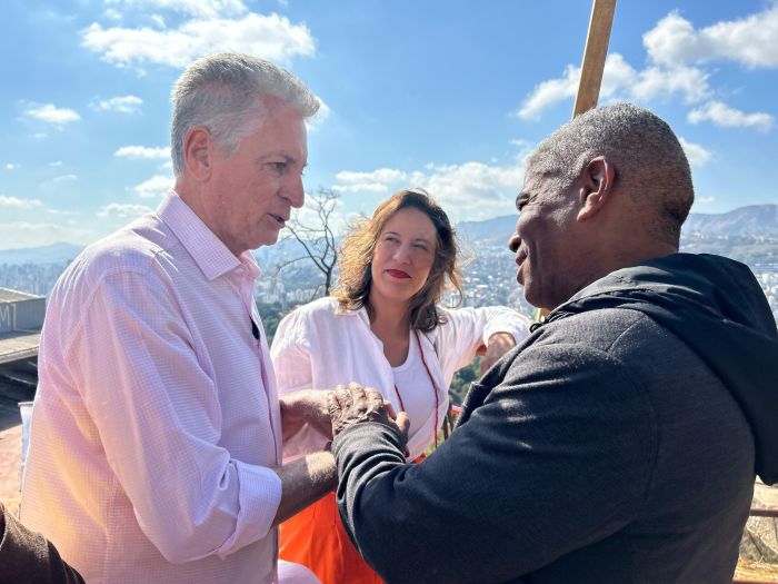 Rogério Correia e Bella Gonçalves se encontraram com o presidente da escola de samba Cidade Jardim no Conjunto Santa Maria 