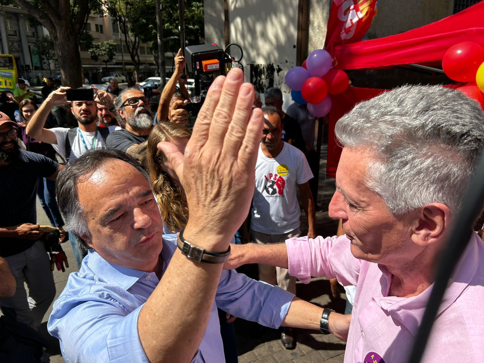 Encontro inusitado: Mauro Tramonte e Rogério Correia 'trombam' durante primeiro dia de campanhas em BH