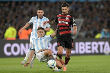 Racing x Flamengo: Arrascaeta disputa bola com defensor argentino