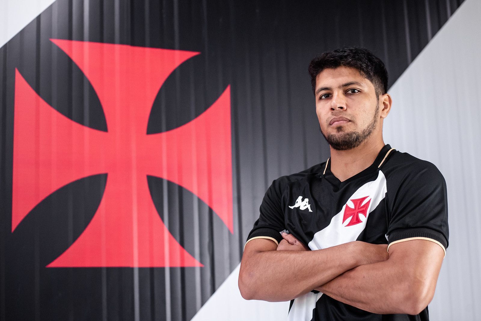 Já integrado com elenco, Robert Rojas é anunciado como reforço do Vasco