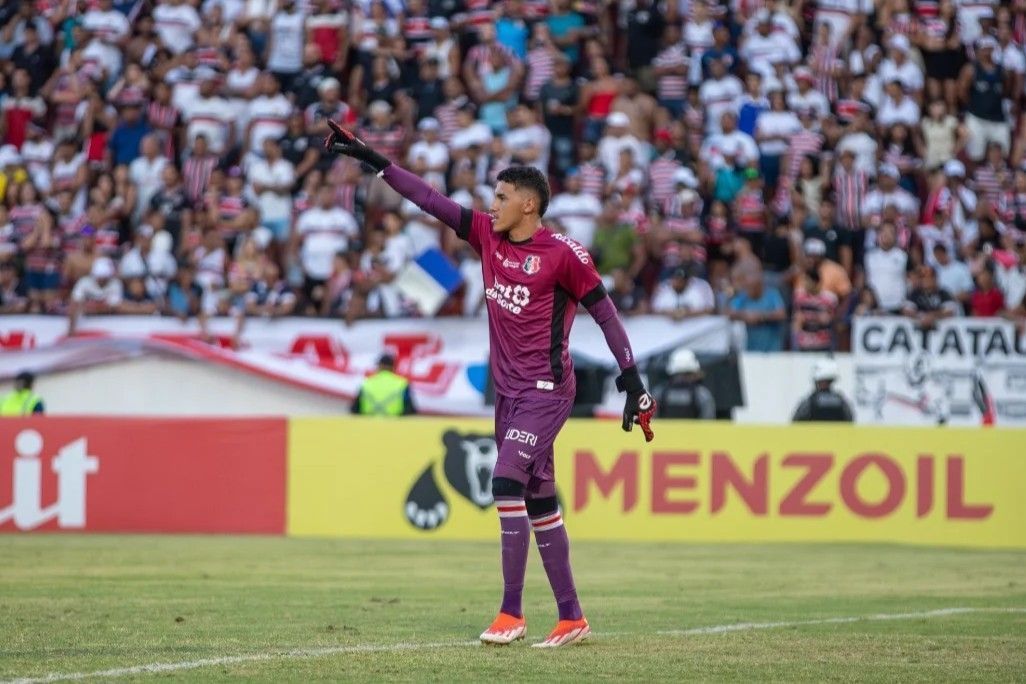 Cria da base, goleiro titular do Santa Cruz projeta disputa com Felipe Alves