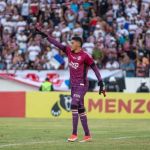 Cria da base, goleiro titular do Santa Cruz projeta disputa com Felipe Alves
