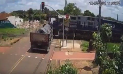 Vídeo: carreta avança sinal e é atingida por trem em Rolândia