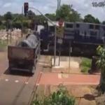 Vídeo: carreta avança sinal e é atingida por trem em Rolândia