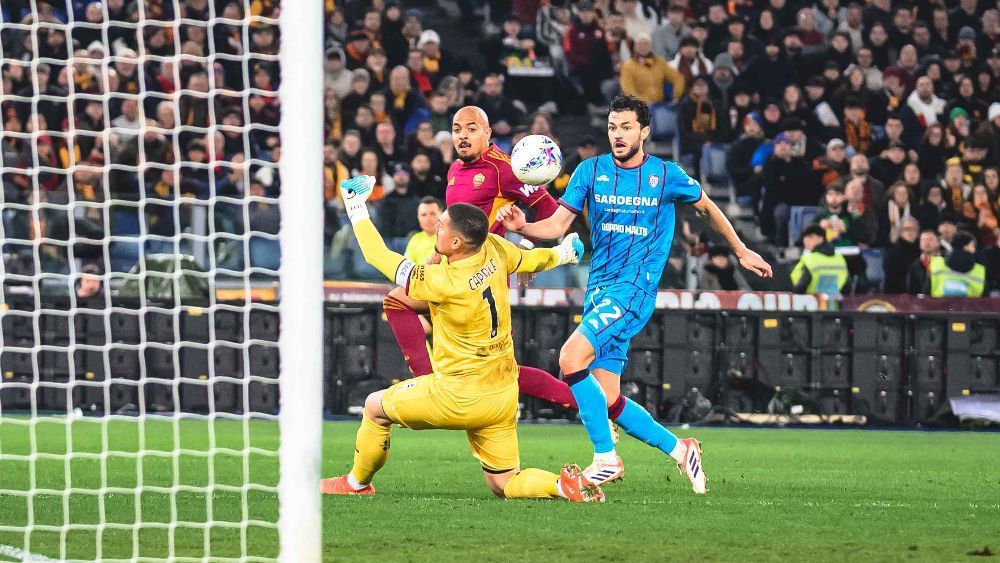 Holandês brilha, Roma vence o Cagliari e encosta no G4 do Italiano