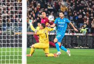 Holandês brilha, Roma vence o Cagliari e encosta no G4 do Italiano