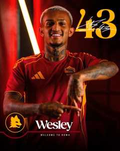 Wesley sendo apresentado pela Roma