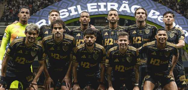 Iván Román (segundo em pé, da esquerda para a direita) preparado para jogo do Atlético no Brasileirão 2025