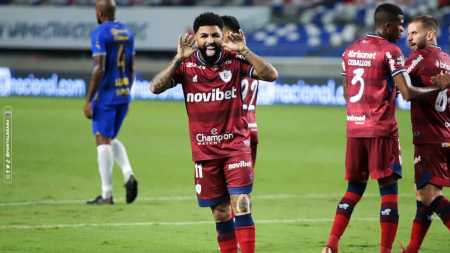 Romarinho comemora gol do Fortaleza contra o Águia de Marabá, no estádio Mangueirão