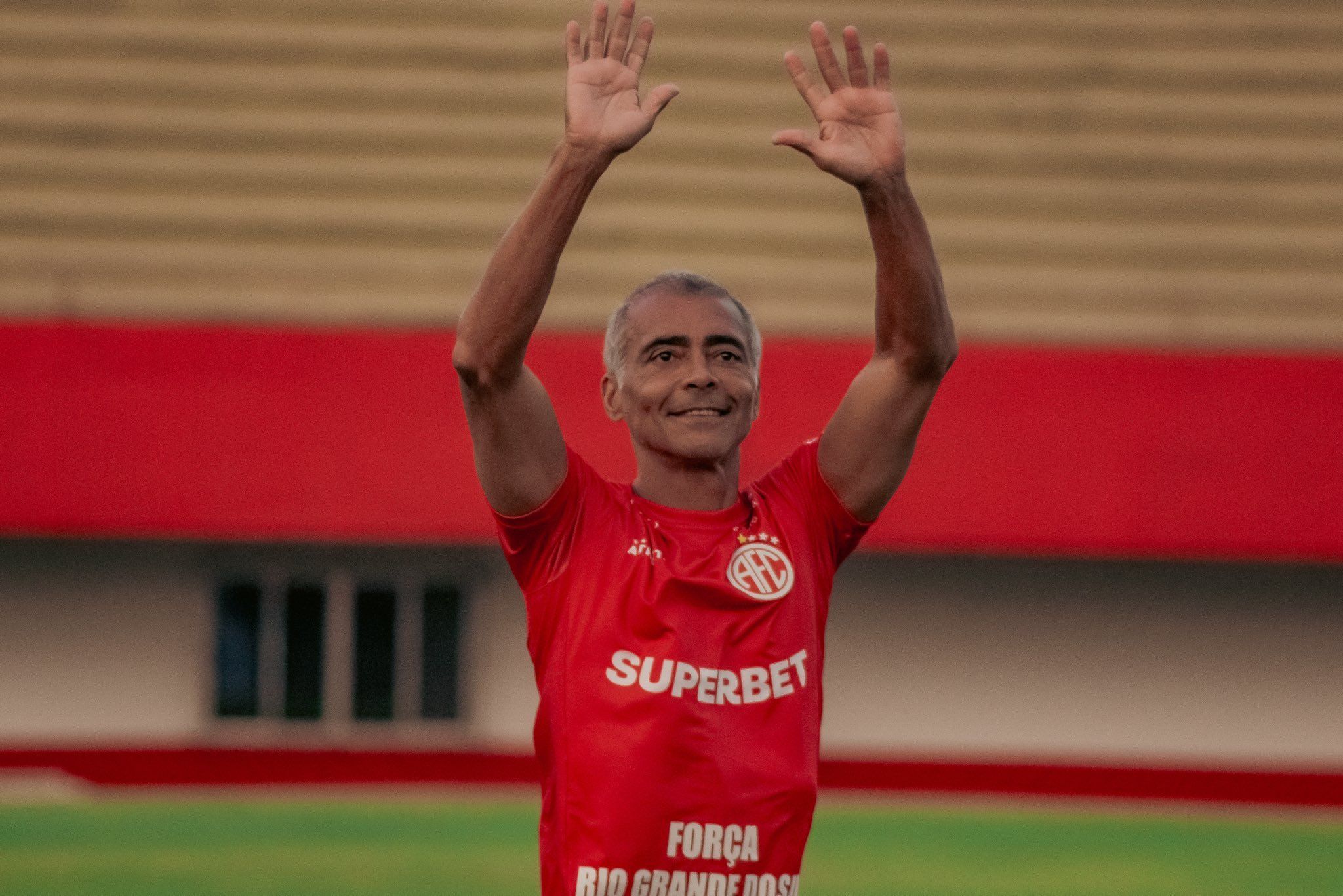 Romário sofre lesão nas costas e adia estreia como jogador do América-RJ