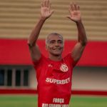 Romário sofre lesão nas costas e adia estreia como jogador do América-RJ