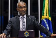 Romário detona Casagrande após questionamento sobre vida política