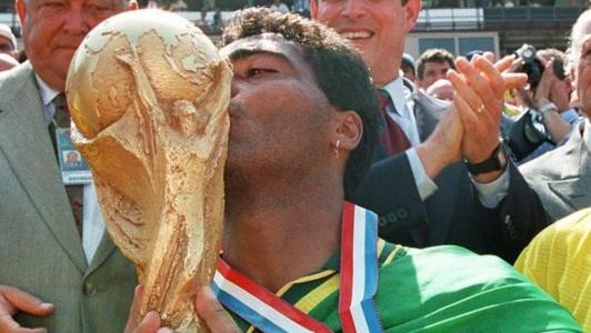 Romário beija a taça da Copa do Mundo de 1994, vencida pela Seleção Brasileira naquele ano