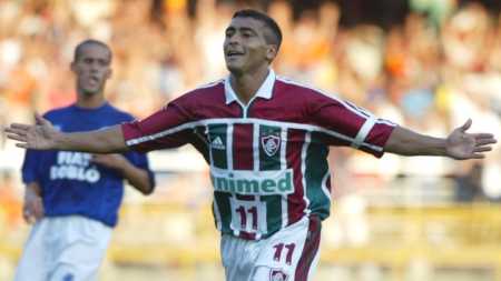 Romário comemora gol pelo Fluminense sobre o Cruzeiro em 2002