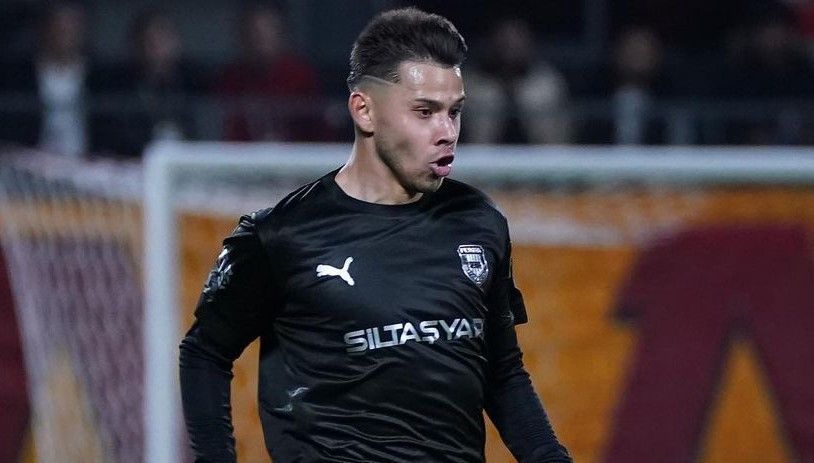 Botafogo encaminha contratação do meia Óscar Romero