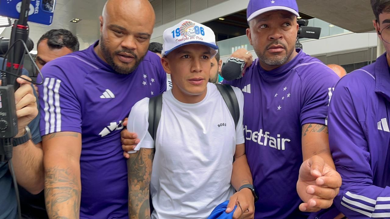 Lucas Romero chega a BH, é recebido com festa e se declara ao Cruzeiro